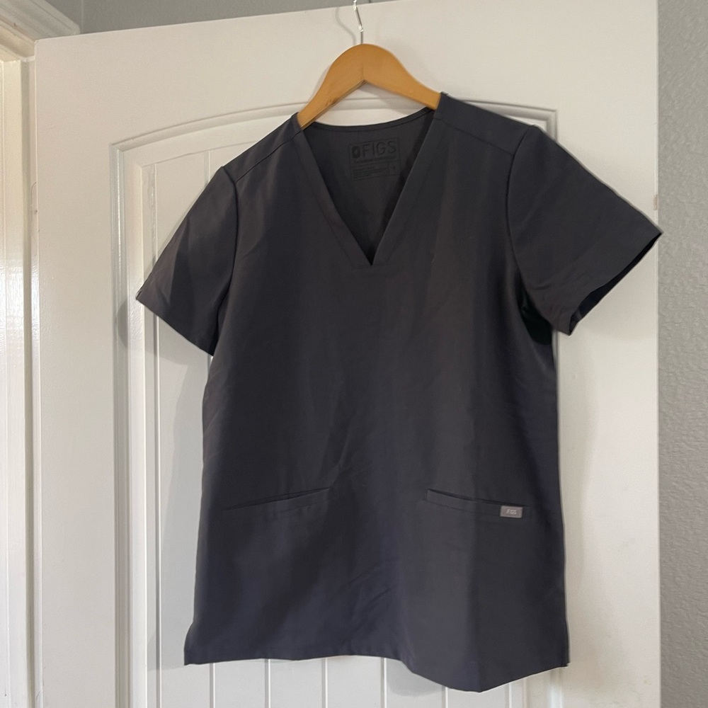Figs size small charcoal casma scrub top